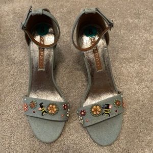 Women’s rampage Jean heels with flowers and bees on them size 8